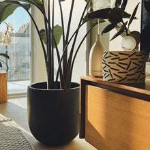 ESSENTIAL POT BLACK | PLANTER
