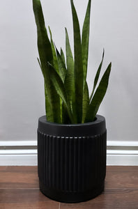 FLUTED CYLINDER POT BLACK | PLANTER